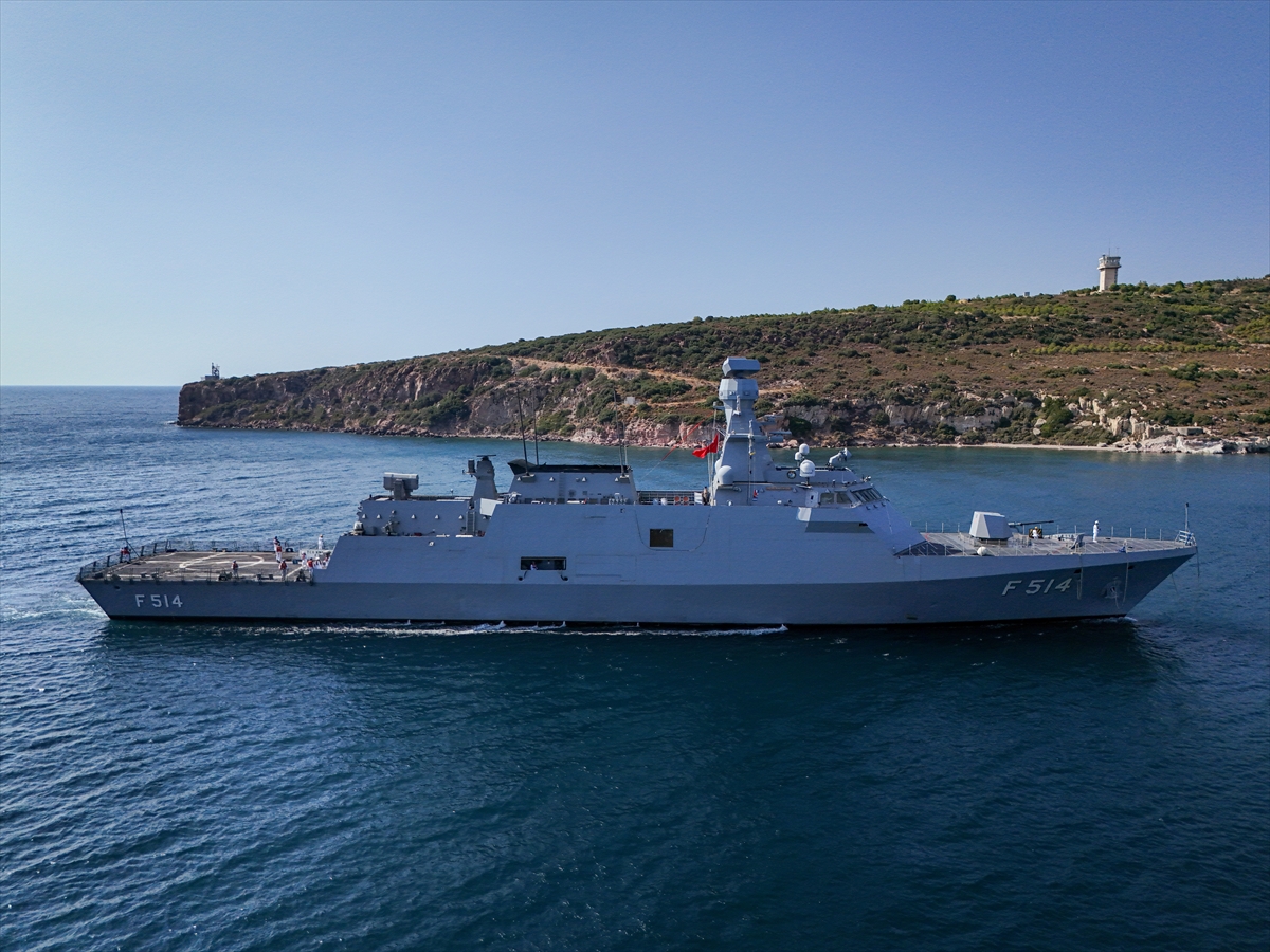 Japonya seyrinin ardından yurda dönen TCG Kınalıada korveti, Foça'da törenle karşılandı