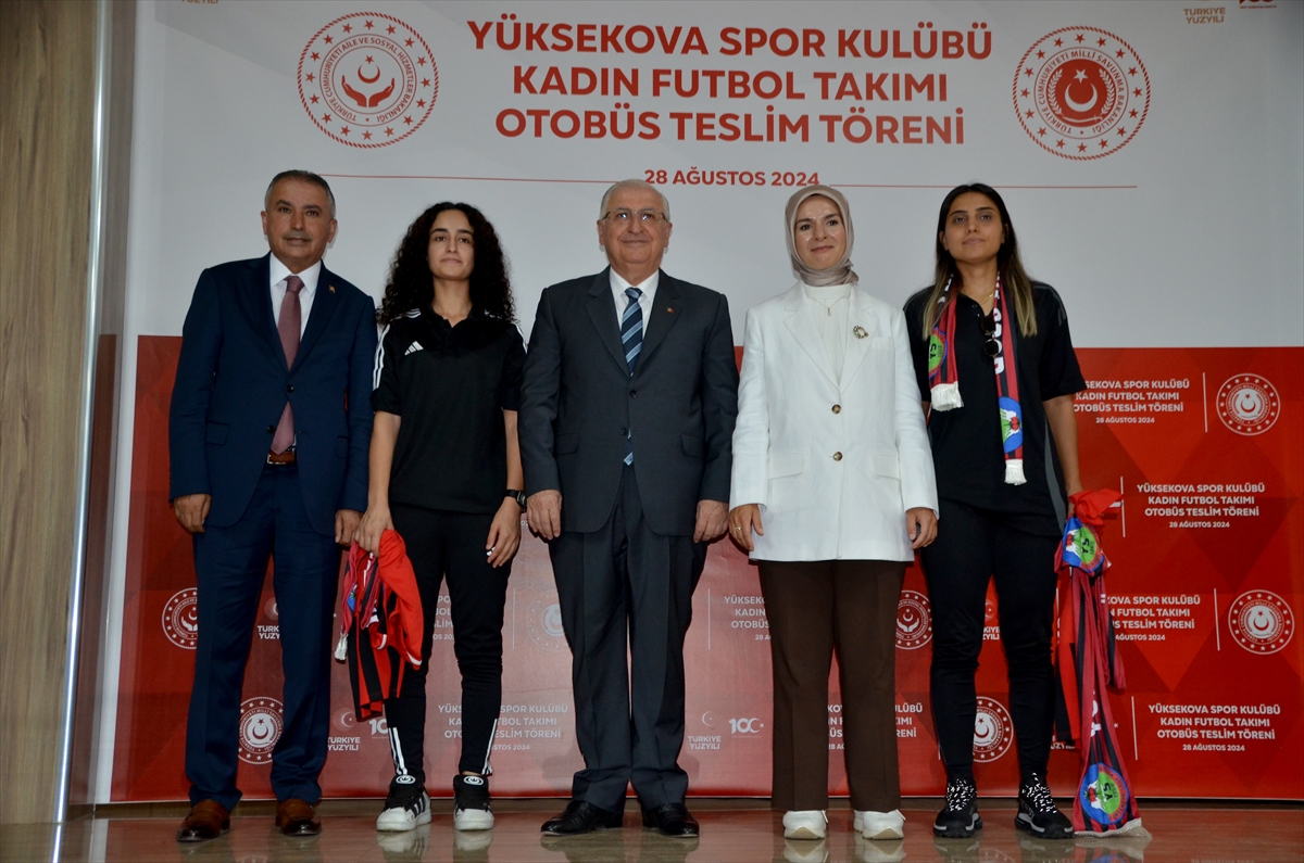 Milli Savunma Bakanı Güler, Hakkari'de kadın futbol takımına otobüs teslim töreninde konuştu: