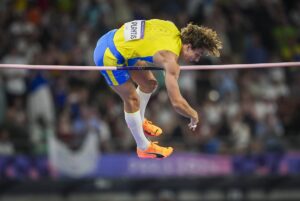 PARİS (AA) – İsveçli atlet Armand Duplantis, sırıkla atlamada kendisine