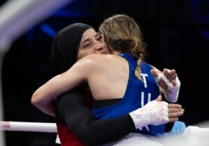 - Boks kadınlar 57 kiloda mücadele eden Esra Yıldız Kahraman,