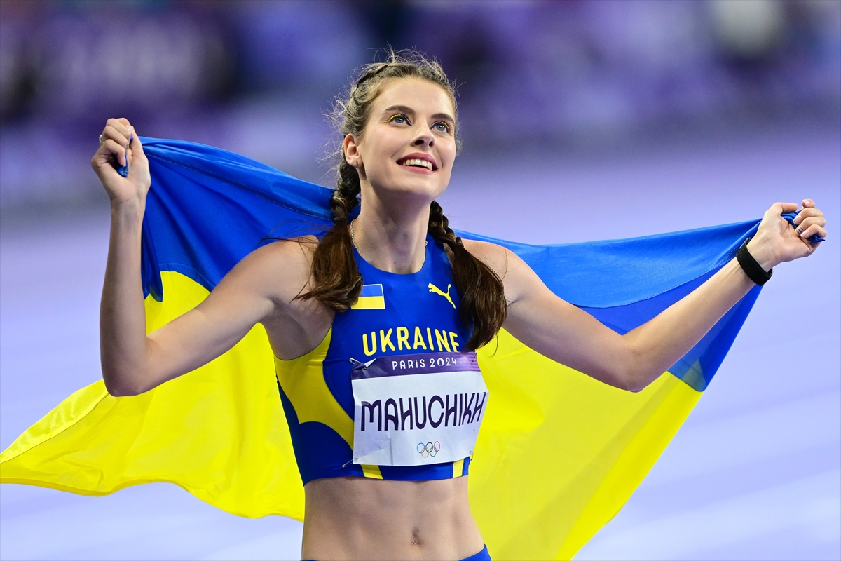 - İlk olimpiyatına katılan milli atlet Buse Savaşkan, yüksek atlama