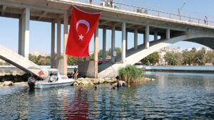 ŞANLIURFA (AA) – Şanlıurfa'nın Birecik ilçesinde dalgıçlar Fırat Nehri'nde Türk