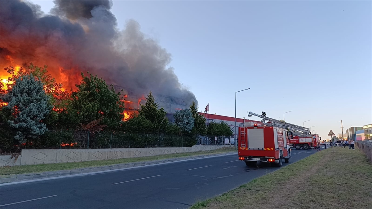 Tekirdağ'da fabrikada çıkan yangına müdahale ediliyor