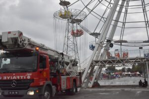 TRABZON (AA) – Trabzon'un Ortahisar ilçesinde, dönme dolapta mahsur kalan