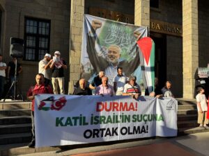 TRABZON (AA) – Trabzon'da toplanan grup, Filistin'e destek için yürüdü.