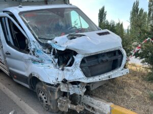 UŞAK (AA) – Uşak'ın Banaz ilçesinde traktör ile kamyonetin çarpışması