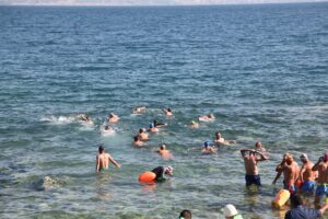 - Sahil Güvenlik ve sağlık ekiplerinin kontrolünde göle giren 19