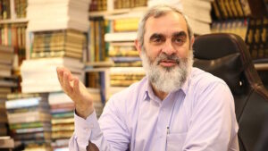 Adı Nurettin Yıldız… Kendisini din alimi olarak tanıtıyor… Daha önce