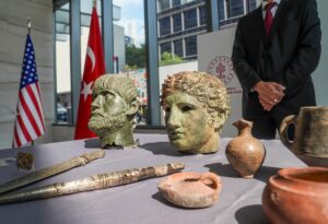 NEW YORK (AA) – ABD'de ele geçirilen tarihi ve sanatsal