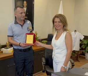 - Başhekim, çantayı sahibine teslim eden güvenlik görevlisine plaket verdi