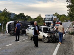 ADANA (AA) – Adana'nın Kozan ilçesinde iki otomobilin çarpışması sonucu