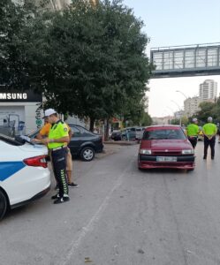 ADANA (AA) – Adana'da trafik polislerince gerçekleştirilen denetimde, yaya geçidinde