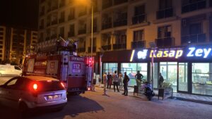 - İki kişinin dumandan etkilendiği yangın nedeniyle bina sakinleri tahliye
