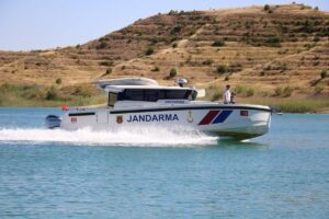 ADIYAMAN (AA) – Adıyaman'da Atatürk Baraj Göleti'nde mahsur kalan 2