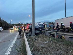 KOCAELİ (AA) – Anadolu Otoyolu'nun Kocaeli kesiminde yön tabelasına çarpan