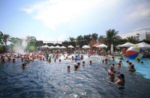 - Bir otelde sıcaktan bunalan tatilcileri serinletmek için havuza buz