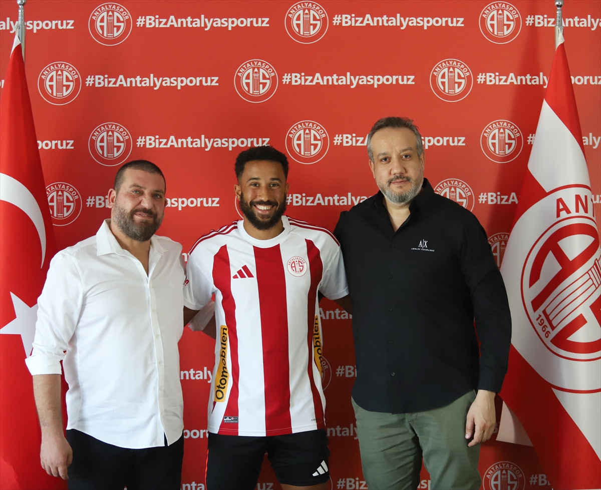 Antalyaspor, yeni transferi Townsend için imza töreni düzenledi