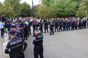 TİRAN (AA) – Arnavutluk'un başkenti Tiran'da belediyedeki yolsuzluk iddialarına yönelik