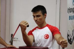 BURSA (AA) – SEMİH ŞAHİN – Bursa'da bilek güreşinde kendilerini