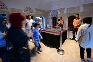 İSTANBUL (AA) – Bahçelievler’de, Mevlid Kandili programı kapsamında Sakal-ı Şerif