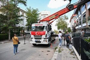 ANKARA (AA) – Ankara'nın Çankaya ilçesinde, bir binanın çatısına malzeme