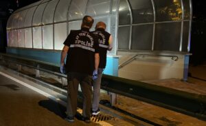 BURSA (AA) – Bursa'nın Osmangazi ilçesinde sürücüsünün kontrolünden çıkıp bariyerlere