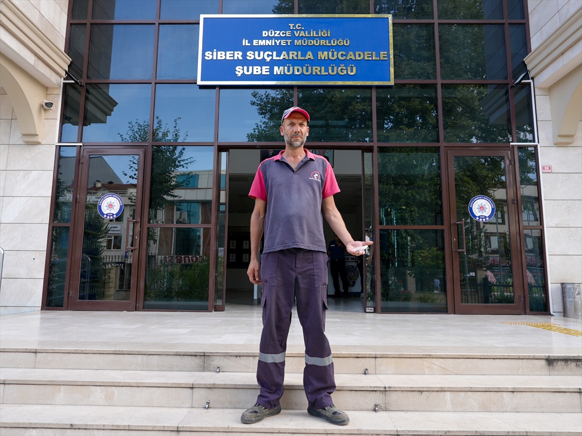 Düzce'de temizlik görevlilerinin bulduğu cüzdan ve altın sahiplerine ulaştırıldı