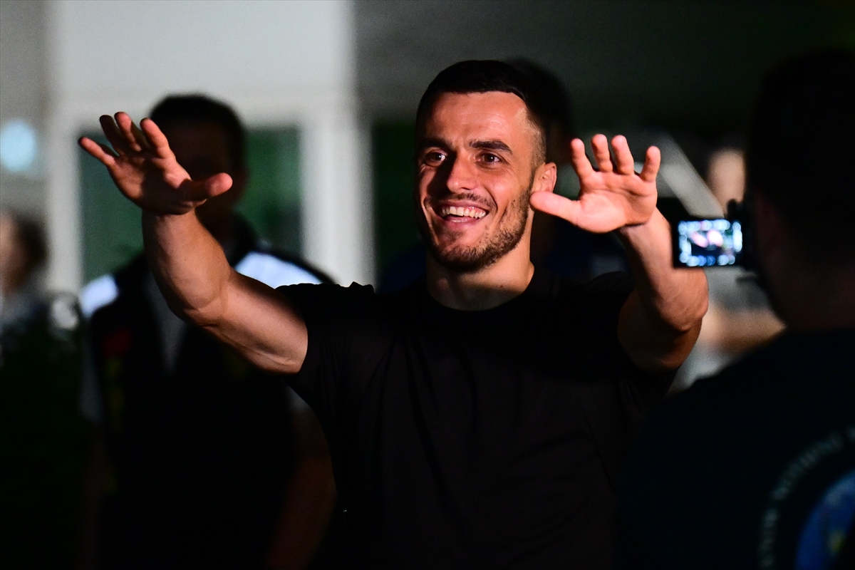 Fenerbahçe'nin transfer gündemindeki Filip Kostic, İstanbul'a geldi