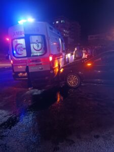GAZİANTEP (AA) – Gaziantep'in İslahiye ilçesinde ambulansla otomobilin çarpıştığı kazada