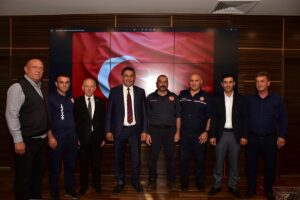 GÜMÜŞHANE (AA) – Gümüşhane'de Harşit Çayı'na düşen Türk bayrağını çıkaran