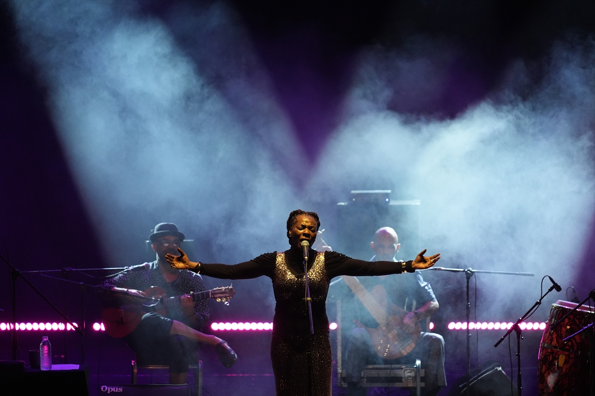 İspanyol şarkıcı Buika, İzmir’de konser verdi