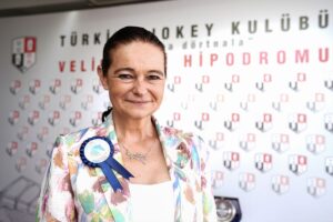 - Kadın jokeylerin mücadele ettiği "Eszter Jeles-Fegentri Amatör Kadın Biniciler