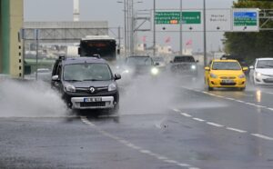 İSTANBUL (AA) – Meteoroloji'nin uyarılarının ardından İstanbul'un bazı ilçelerinde aralıklarla