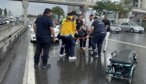 - Bir vatandaş, ambulans gelene kadar ıslanmaması yaralıya şemsiye tuttu