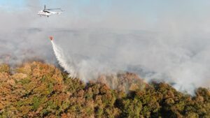 KOCAELİ (AA) – Kocaeli'nin Karamürsel ilçesinde çıkan orman yangını, ekiplerin