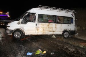 KONYA (AA) – Konya'nın Beyşehir ilçesinde, tarım işçilerini taşıyan minibüsün