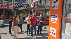 İSTANBUL (AA) – Küçükçekmece'de, kolonlarında çatlak oluşan 5 katlı apartmanda,