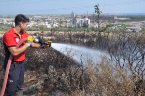 MERSİN (AA) – Mersin'in Silifke ilçesinde makilik alanda çıkan yangın