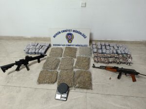 MERSİN (AA) – Mersin'in merkez Akdeniz ilçesinde iki silah ve