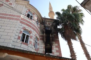 MERSİN (AA) – Mersin'in Mezitli ilçesinde yıldırım düşmesi sonucu yangın