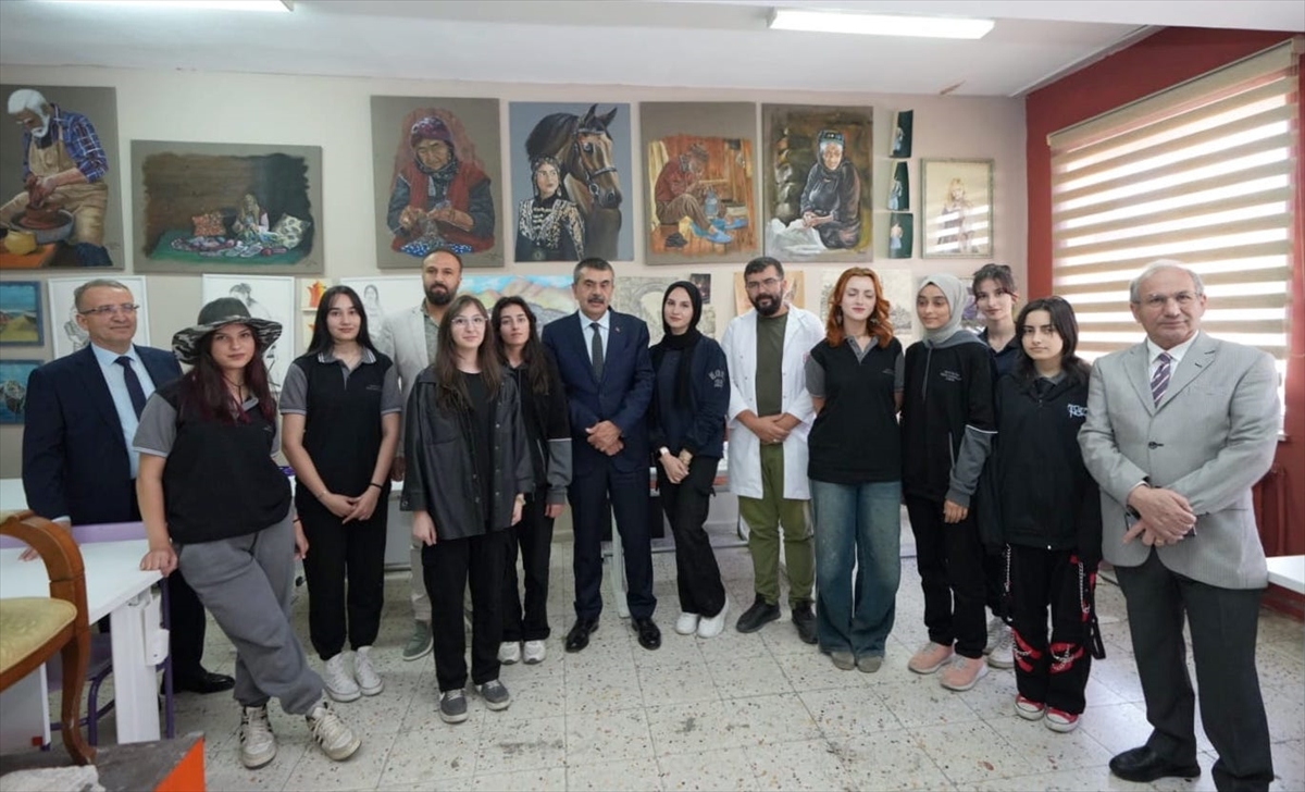 Milli Eğitim Bakanı Yusuf Tekin, Erzurum'da öğretmen ve öğrencilerle buluştu