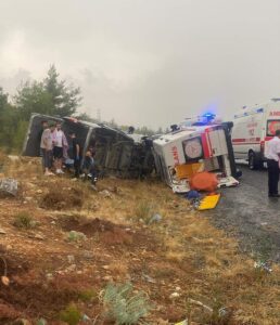 - Otobüsün devrilmesi sonucu yaralanan kişiyi taşıyan ambulans da zincirleme