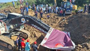 SAMSUN (AA) – Samsun'un Bafra ilçesinde kuyu açma çalışmasında kayan