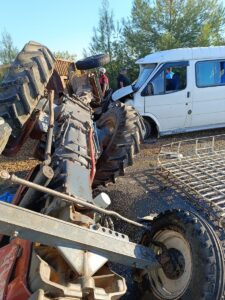 ŞANLIURFA (AA) – Şanlıurfa'nın Karaköprü ilçesinde minibüsün traktöre çarptığı kazada