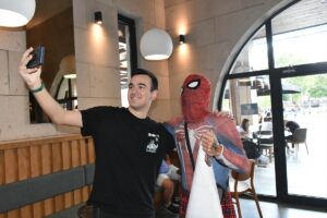 - Sokakta çocuklarla oynayan Ayaz Koç, Balıkesir köftesi pişirdi 