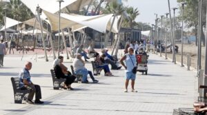 SAKARYA (AA) – Sakarya'da güneşli havayı değerlendirmek isteyenler, sahile gitti.