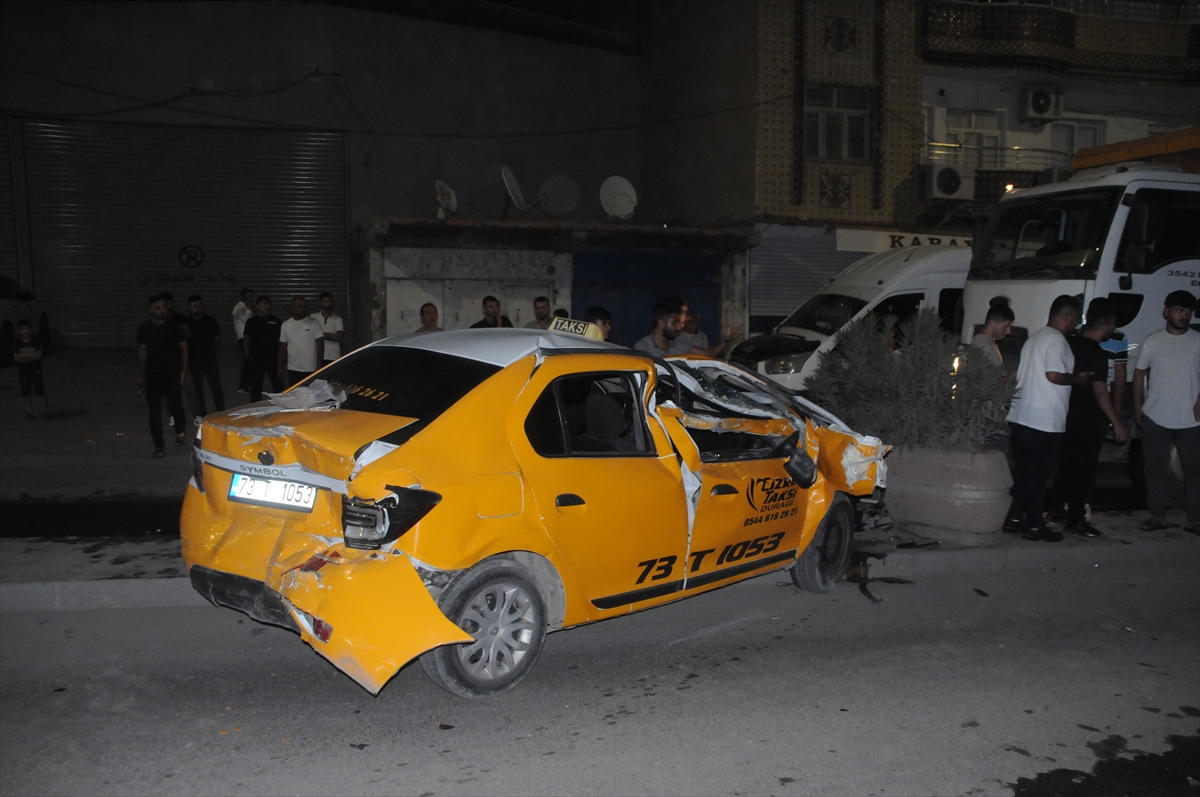 Şırnak'ta freni boşalan tır önce otomobile sonra da tıra çarptı