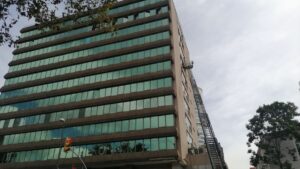 İSTANBUL (AA) – Şişli'de 10 katlı plazanın 9'uncu katında çıkan