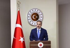 - Oğlu Büyükelçi Korkut Tufan, babasının ödülünü Bakan Fidan'dan aldı