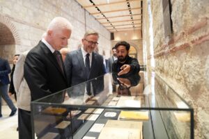 - Hattat Mustafa Halim Özyazıcı'nın matbu eserler için hazırladığı kapak